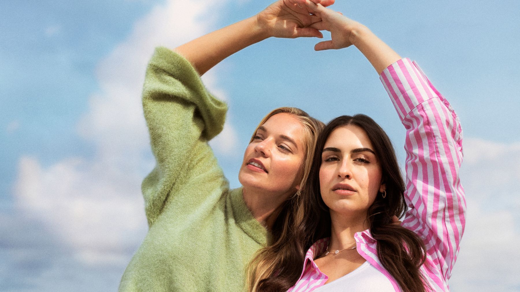 kaksi naista luonnonvalossa – artikkeli Lumene Groupin kyberturvan uudistamisesta ja suomalaisten brändien suojaamisesta