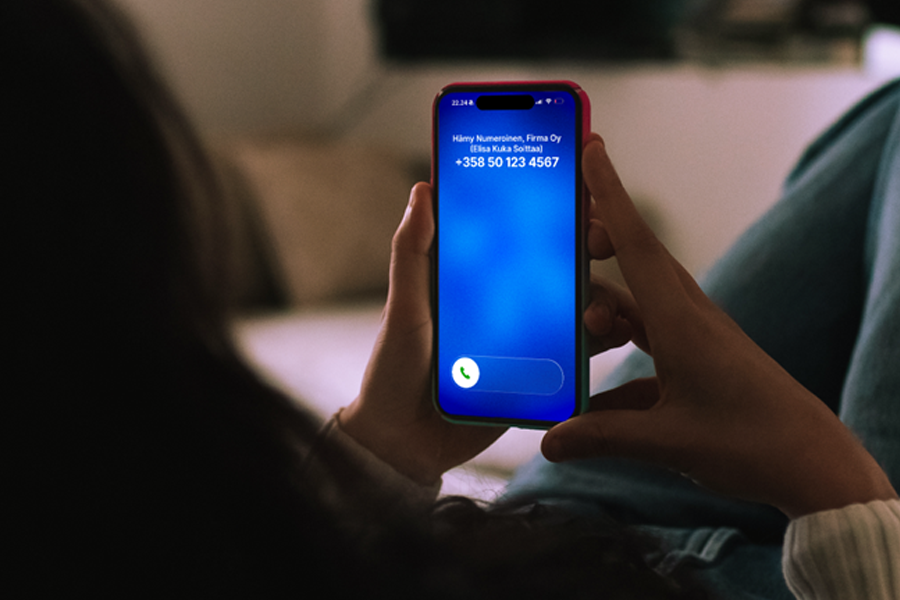 puhelimen näyttö, jossa saapuva puhelu ja teksti "Matti Meikäläinen, yritys Oy"