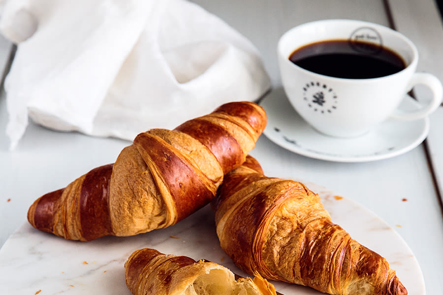 croissanteja ja kahvi pöydällä