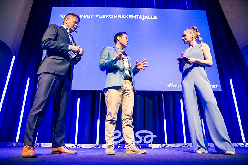 Kuvassa Sanna Salovaara haastattelee Joni Oksasta ja Janne Tägtströmia Tietoliikennefoorumi 2026 -tapahtumassa