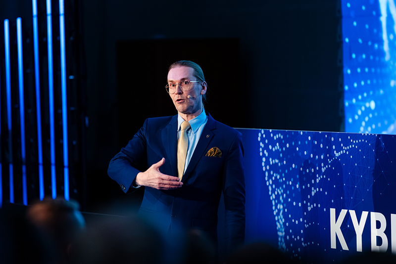 Mikko Hyppönen pitämässä esitystä Kyberintekijät 2025-tapahtumassa