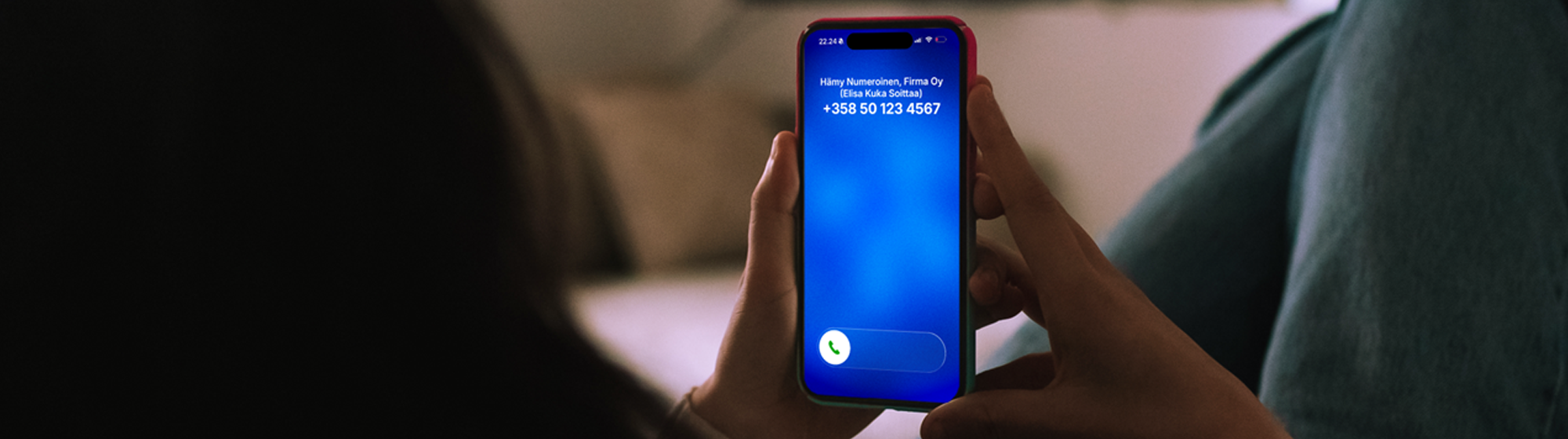 puhelimen näyttö, jossa saapuva puhelu ja teksti "Matti Meikäläinen, yritys Oy"
