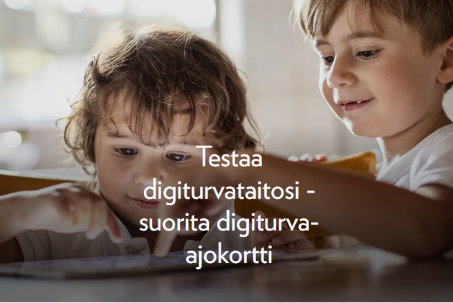 kaksi pientä lasta tabletin äärellä