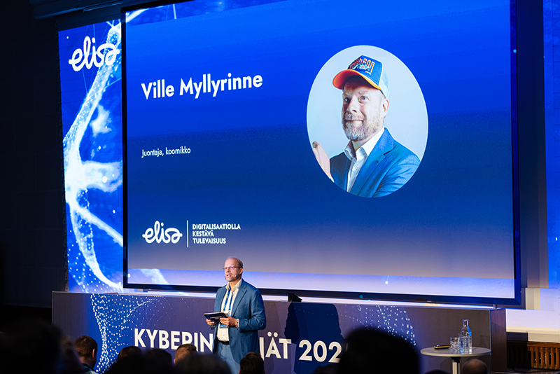 Kuvassa tapahtuman juontaja Ville Myllyrinne