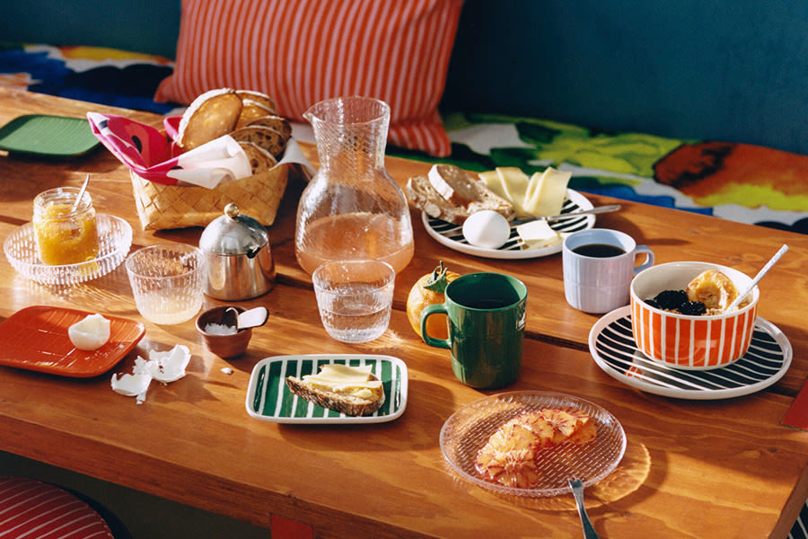 Marimekon tuotteita pöydällä