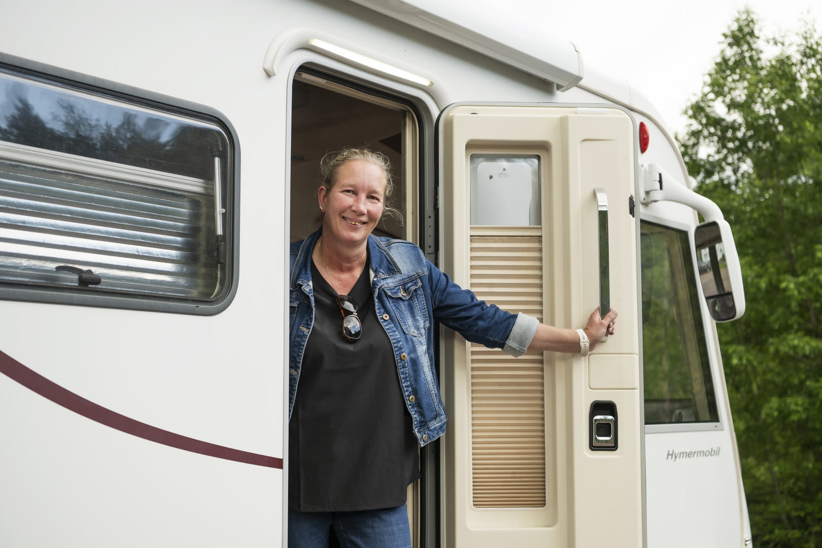 Marja Jalkanen asuntoautonsa ovella