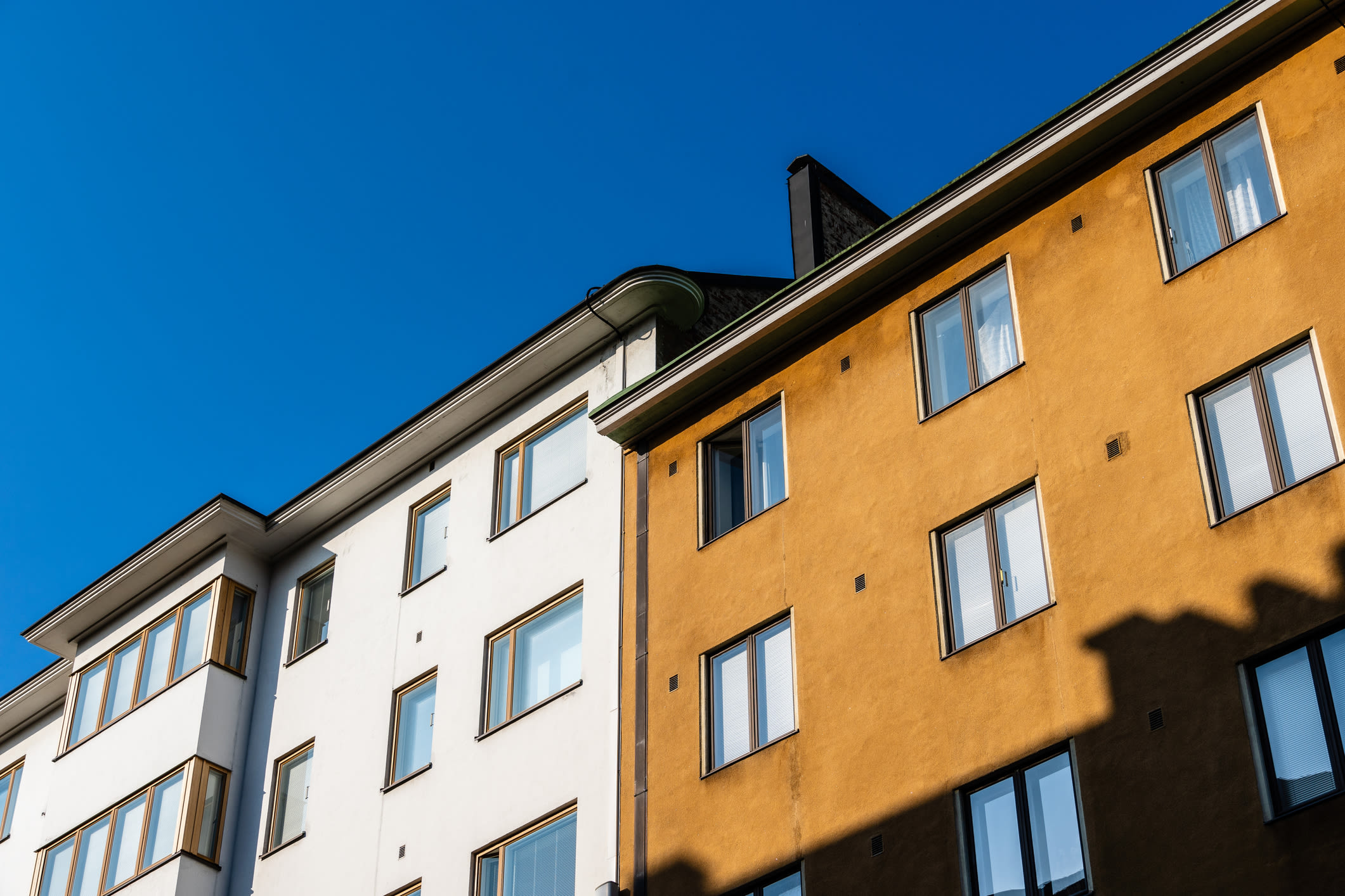 kaksi kerrostaloa vierekkäin alaviistosta kuvattuna