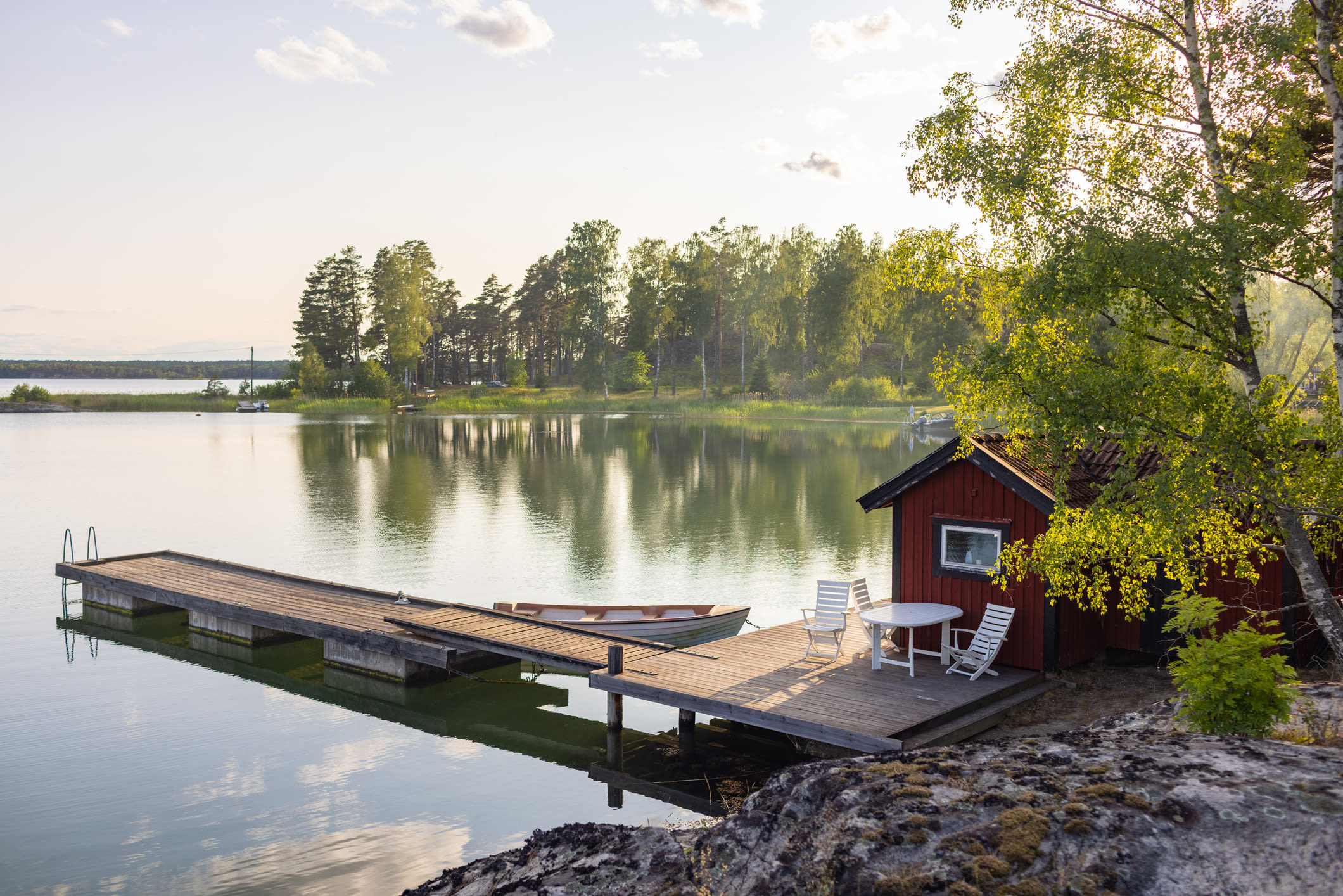 mies ja nainen mökin terassilla