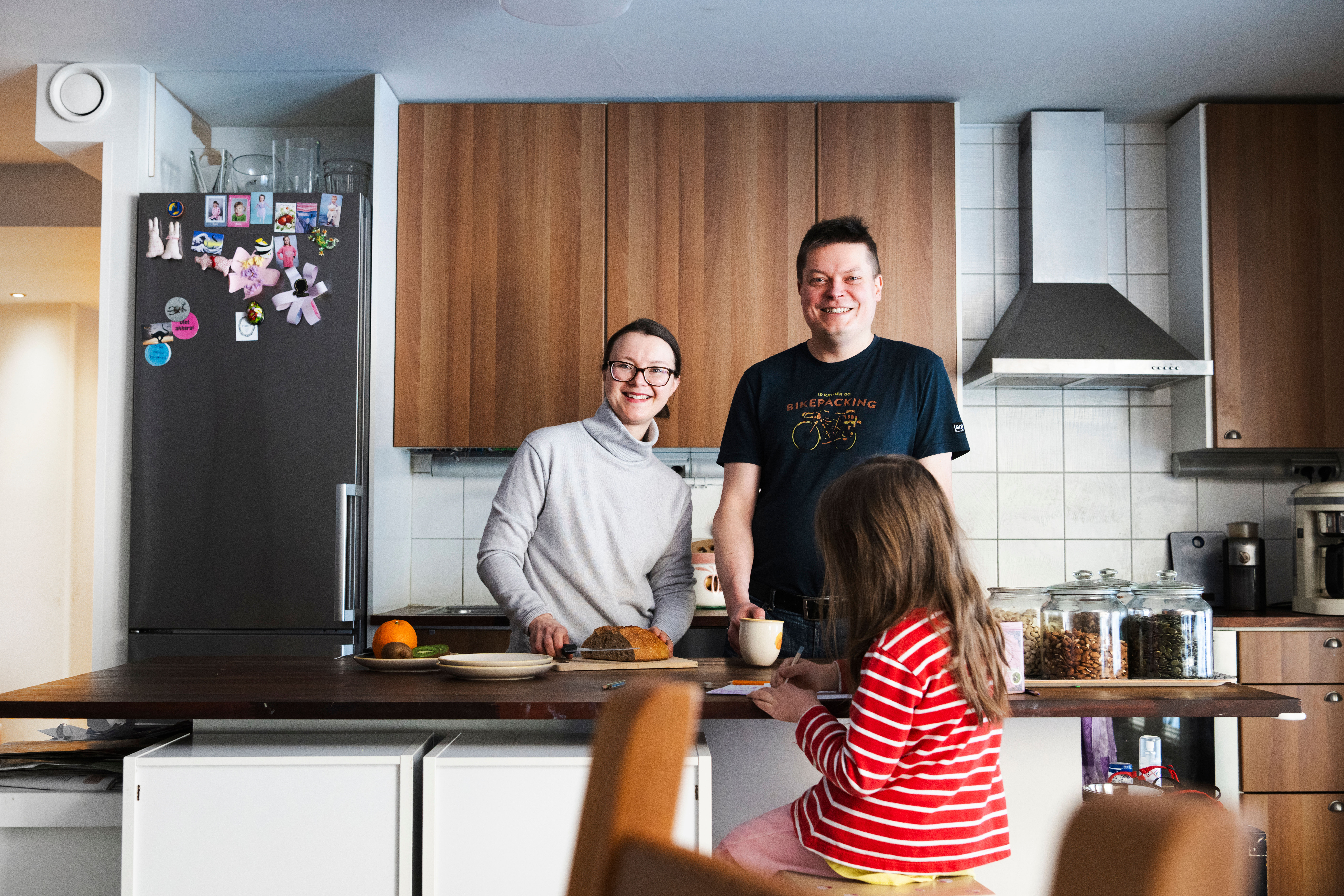 Laura ja Joonas perheineen kotinsa keittiössä, he valitsivat kotiinsa Elisa Kotiturvan