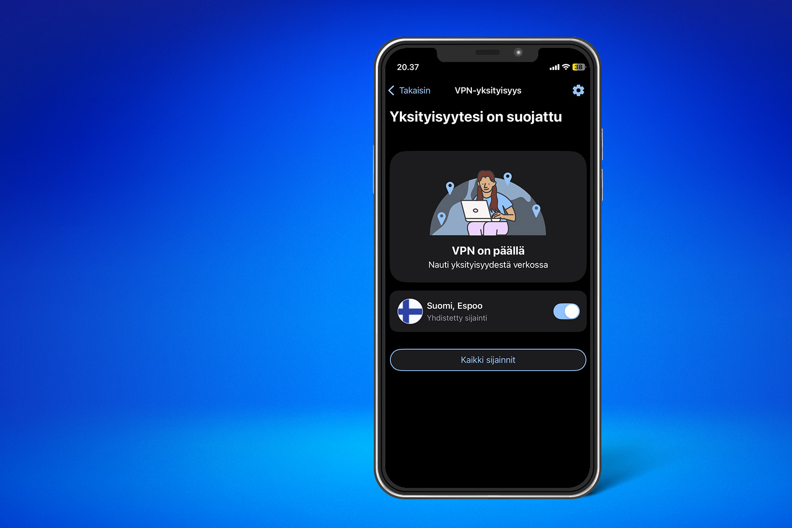 vihreään paitaan pukeutunut nainen istuu vaaleanpunaisella sohvalla ja selaa tablettia