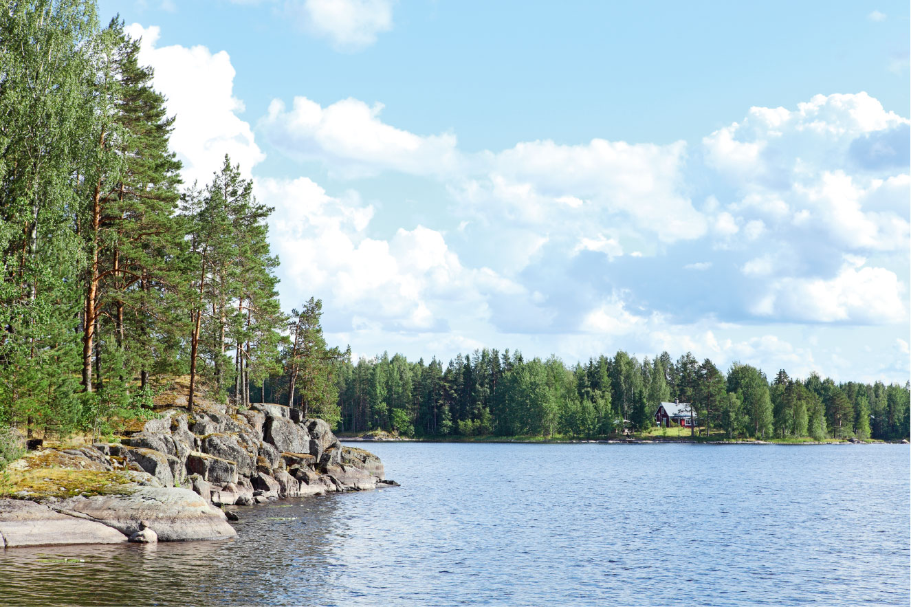 Mökki järven rannalla Suomessa