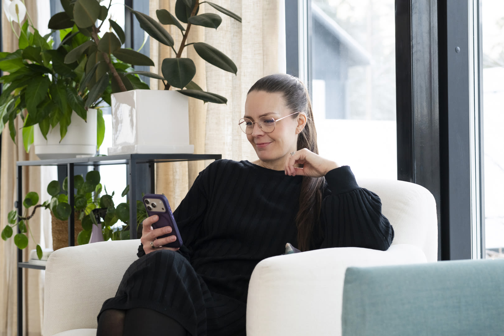 Hanne Kettunen hämmästyi, miten vaivattomasti Elisan mobiilivarmenne solahti osaksi hänen kiireistä arkeaan.