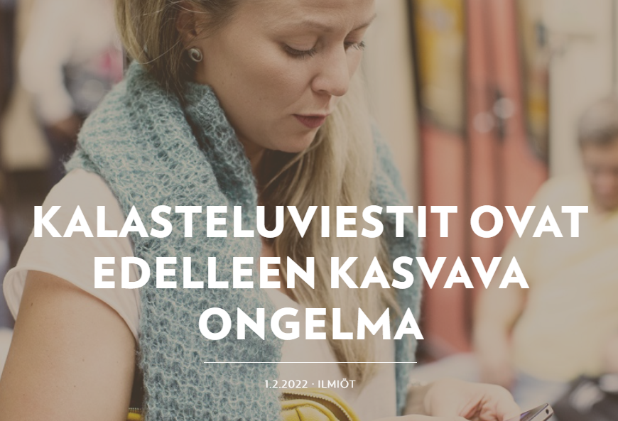 Nainen katsoo kädessä olevaa puhelintaan. Kuvassa otsikko "Kalasteluviestit ovat edelleen kasvava ongelma."