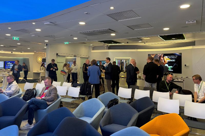 Participants networking at the Elisa Growth Breakfast event