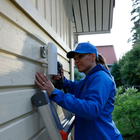 Elisa asentaja takaa 5G:n sujuvan asennuksen