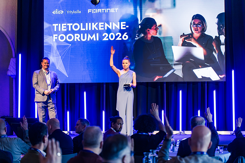 Kuvassa Markus Vartiainen ja Sanna Salovaara Tietoliikennefoorumi 2026 -tapahtumassa