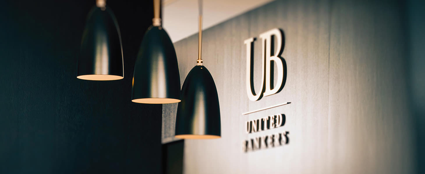 Mies ja nainen kannettavan tietokoneen äärellä nauramassa, keskustelun aiheena datalla johtaminen tekoälyn aikakaudella