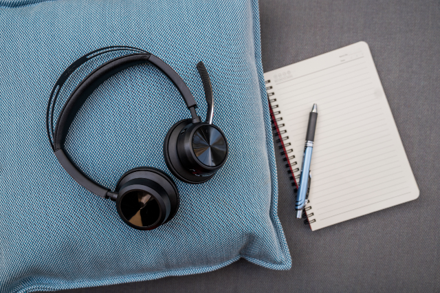 An on-ear headset with three-level active noise cancellation and a premium microphone boom, Poly Voyager Focus 2 enables concentrated and private remote collaboration.