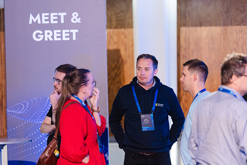 Kuvassa osallistuja Meet&Greet-alueella