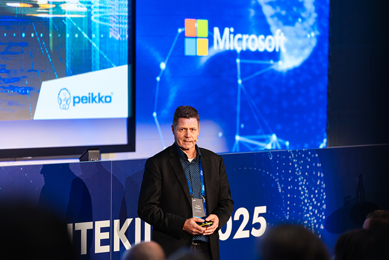 Kuvassa Peikko Groupin Lasse Puoskari pitämässä esitystä tapahtumassa
