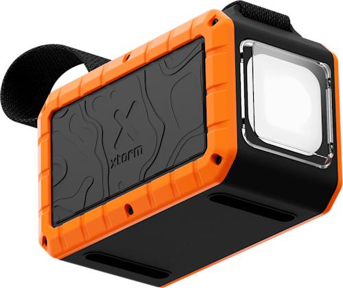 Xtorm XR204 Rugged 40 000 mAh PD 100W -varavirtalähde taskulampulla