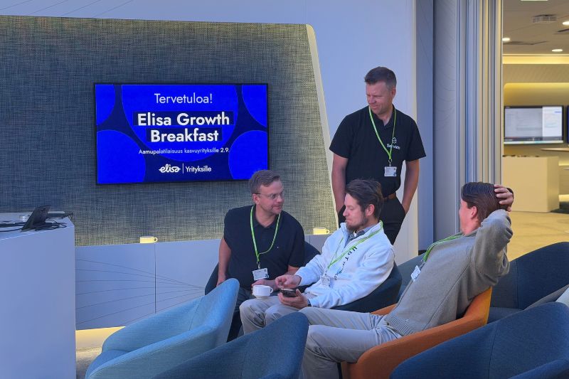 Participants networking at the Elisa Growth Breakfast event