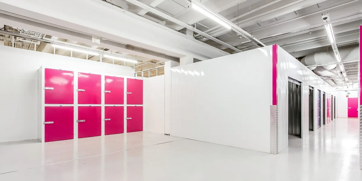 ityvaraston modernit ja valaistut varastotilat sisäpuolelta.