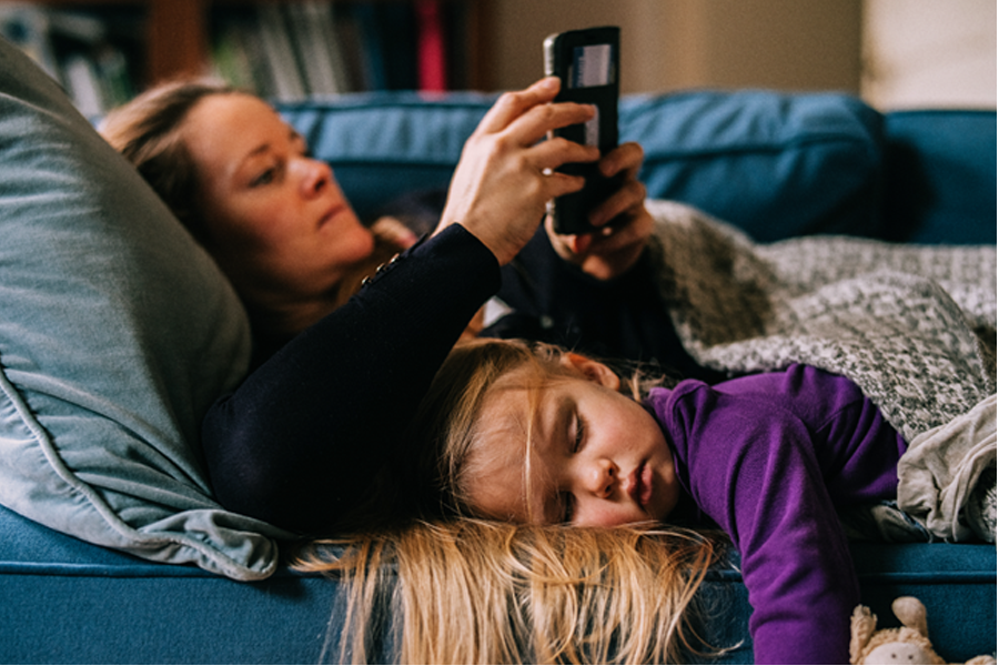 nainen puhelin kädessään