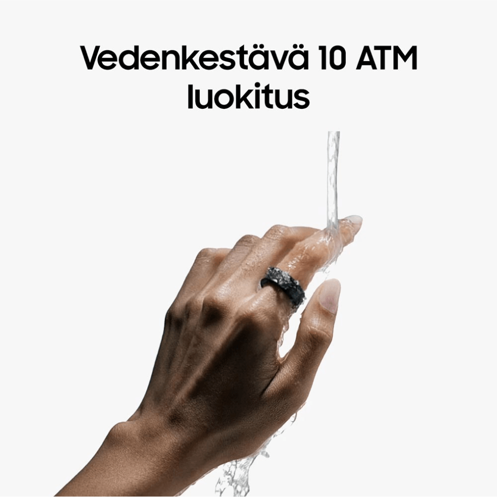 Käsi hanan alla, sormessa Samsung Galaxy Ring, tekstinä kuvassa "Vedenkestävä 10 ATM luokitus"