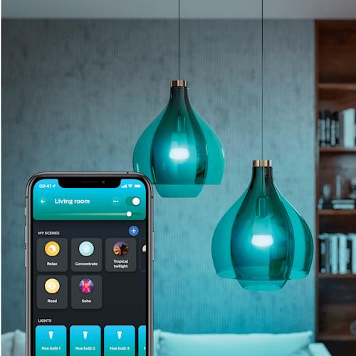 Philips Hue White and color ambiance 2 kpl E27-älylamppua ja Hue Bridge