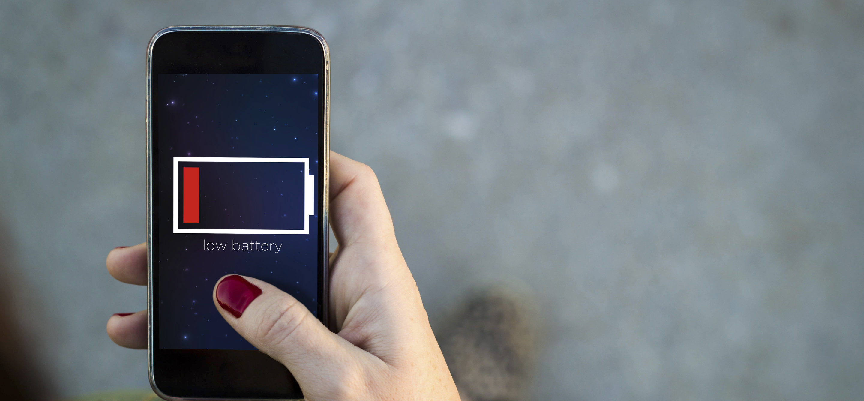 Puhelin, jossa on akku loppumassa.