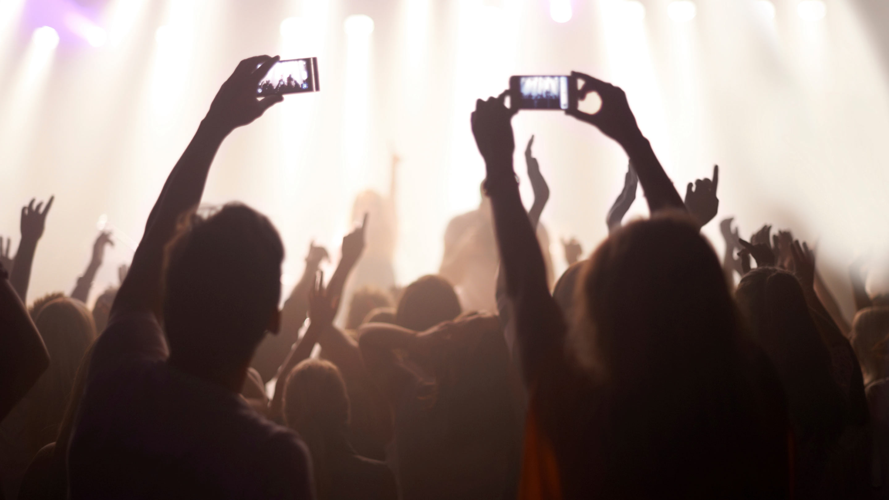 Puhelimen käyttö festareilla on yleistä ja moni kuvaa esimerkiksi suosikkiartistinsa keikkoja