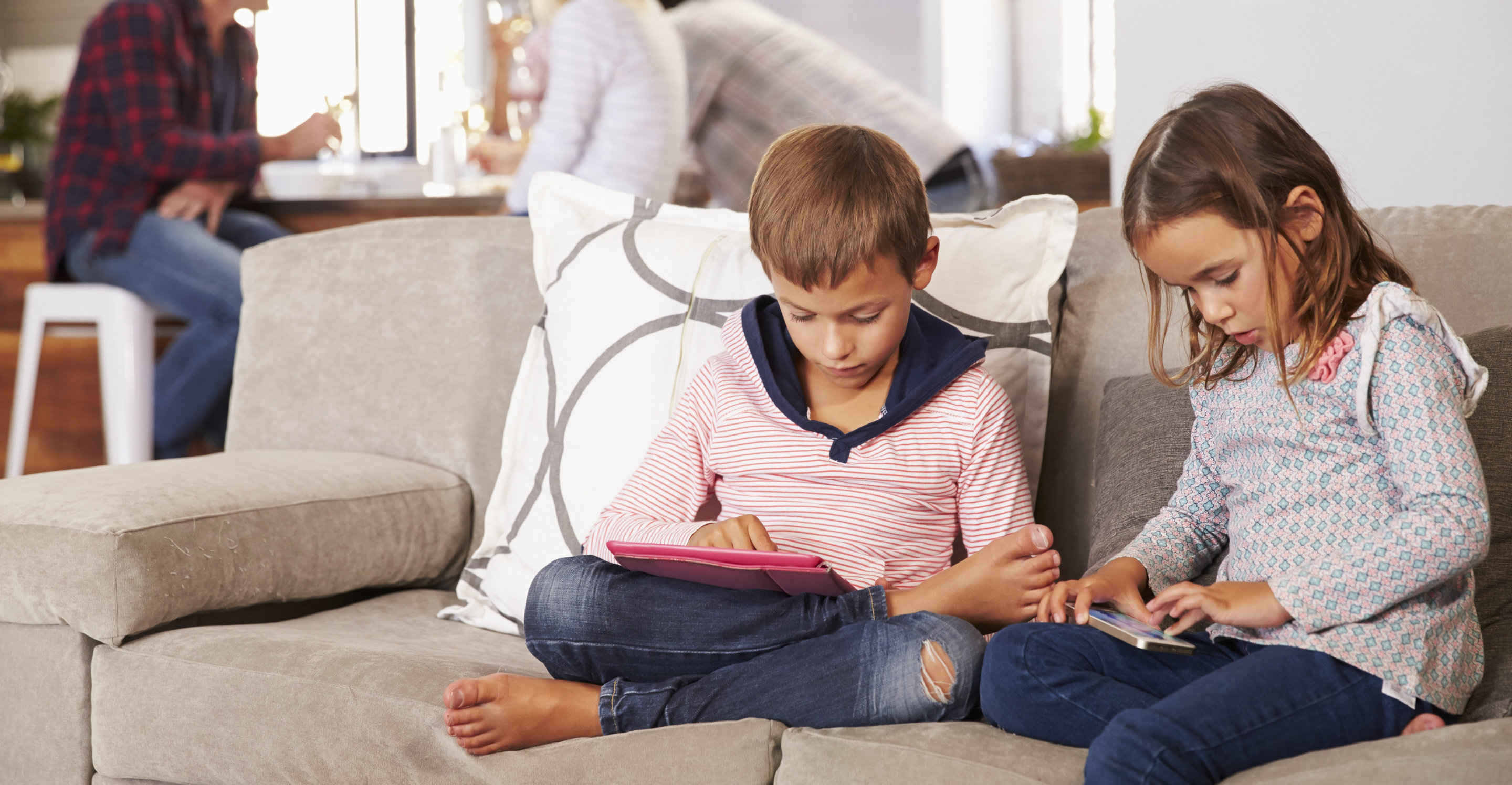 lapset viihtyvät ruutujen äärellä, mutta olisi hyvä saada lapsi välillä pois mobiililaitteelta.