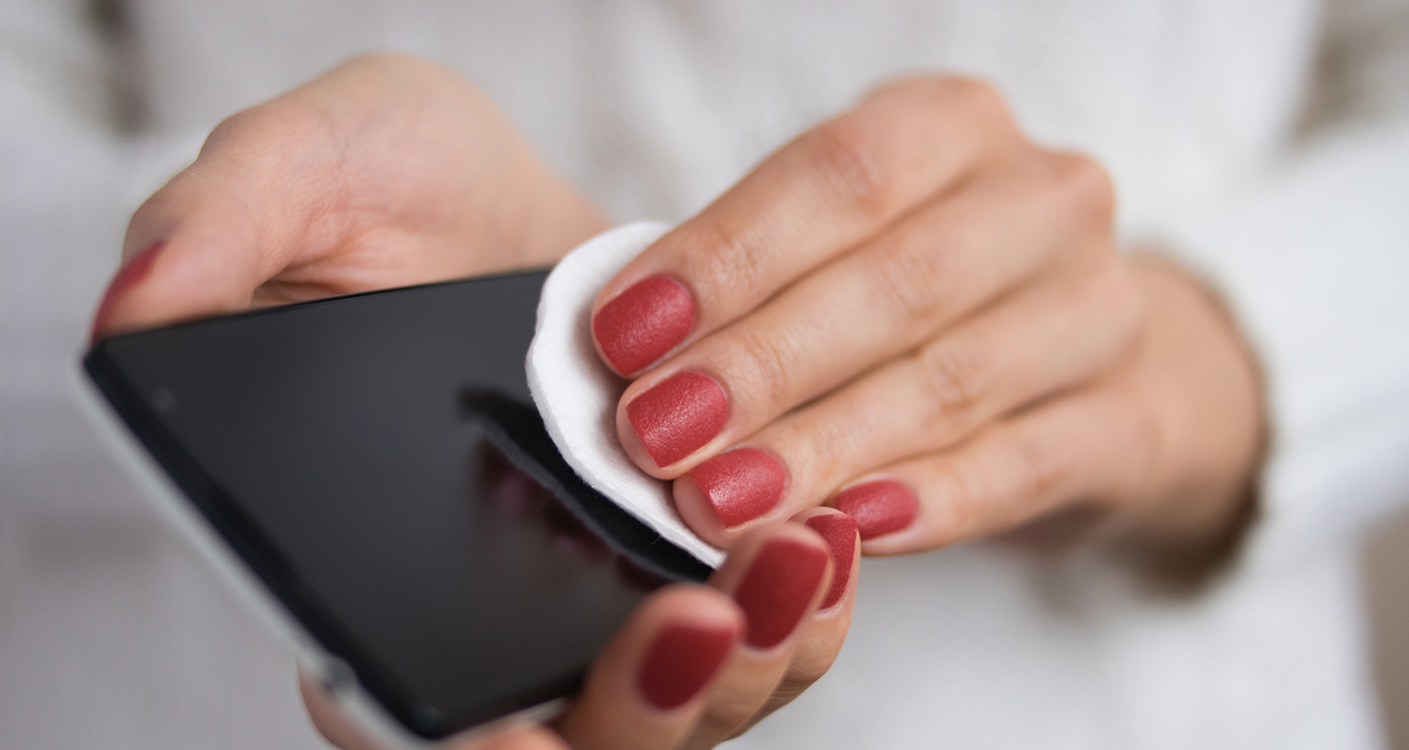 Rasvan ja muun näkyvän lian puhdistaminen puhelimesta poistaa samalla myös bakteereita.