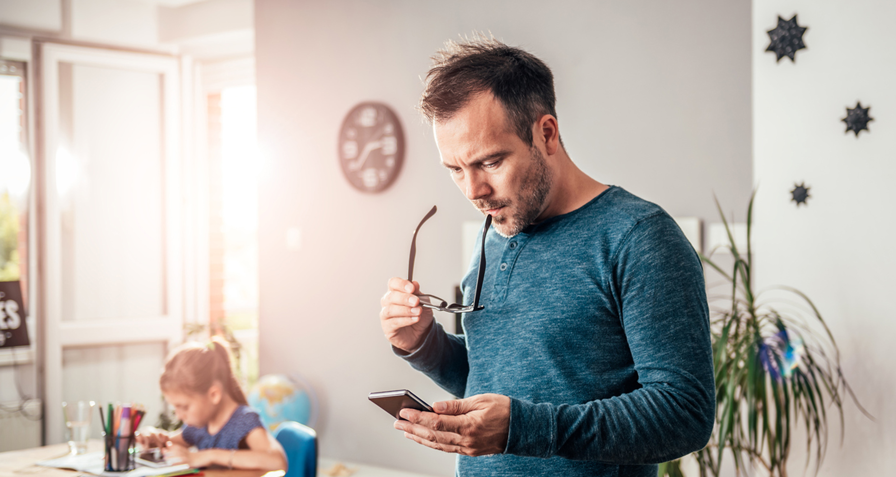 Someniska syntyy, kun kännykkää käyttää jatkuvasti niska kumarassa.