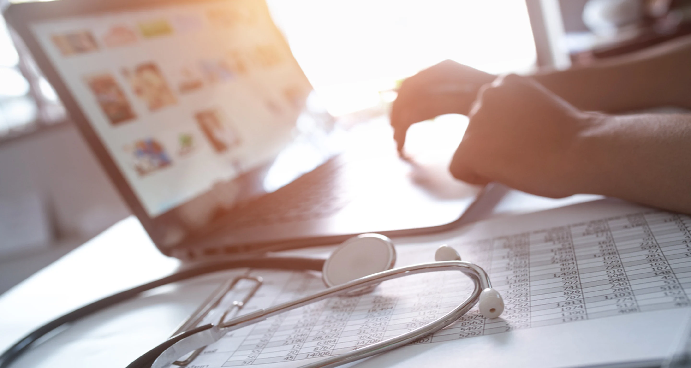 Digitaalinen terveydenhoito: sairaanhoitaja kirjaa tietoja verkkoon.