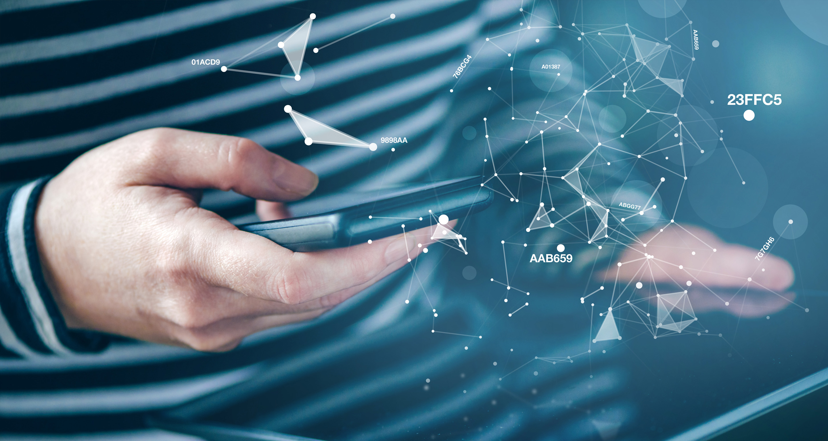 käsi pitelee kännykkää ja puhelimen ympärillä on hohtava pilvi kuvaamassa pilvitallennusta