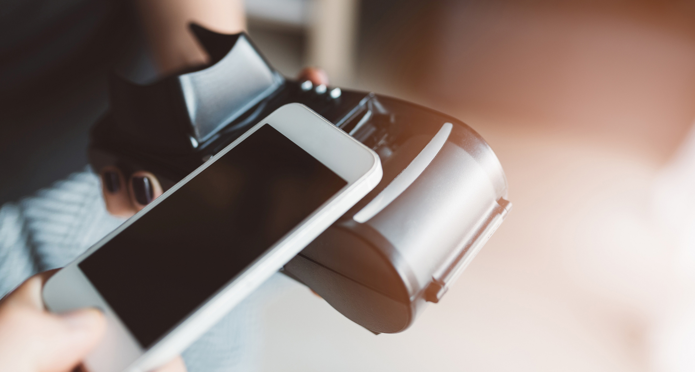 puhelin toimii maksupäätteellä.