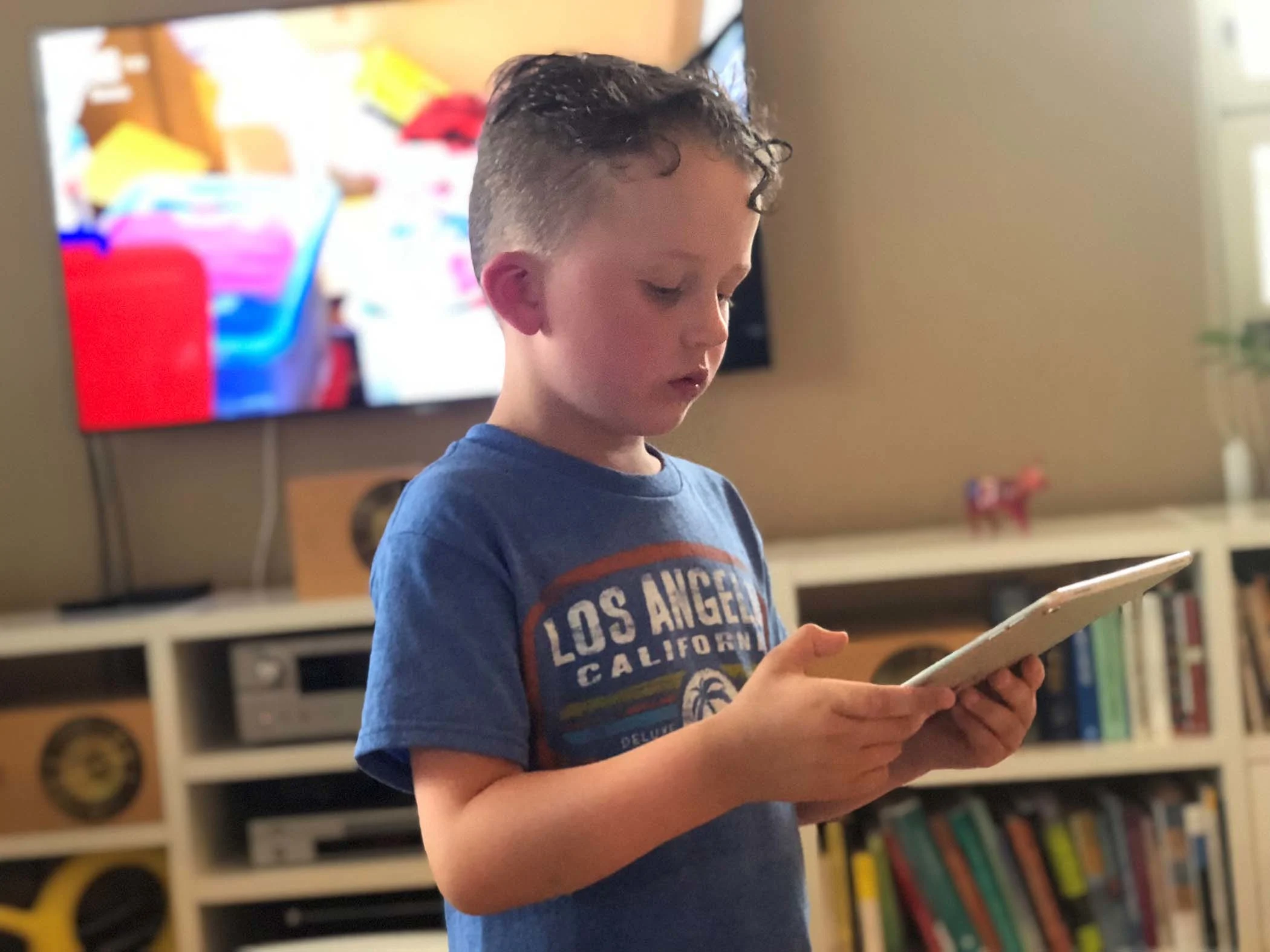 Lapsi katsoo tablettia