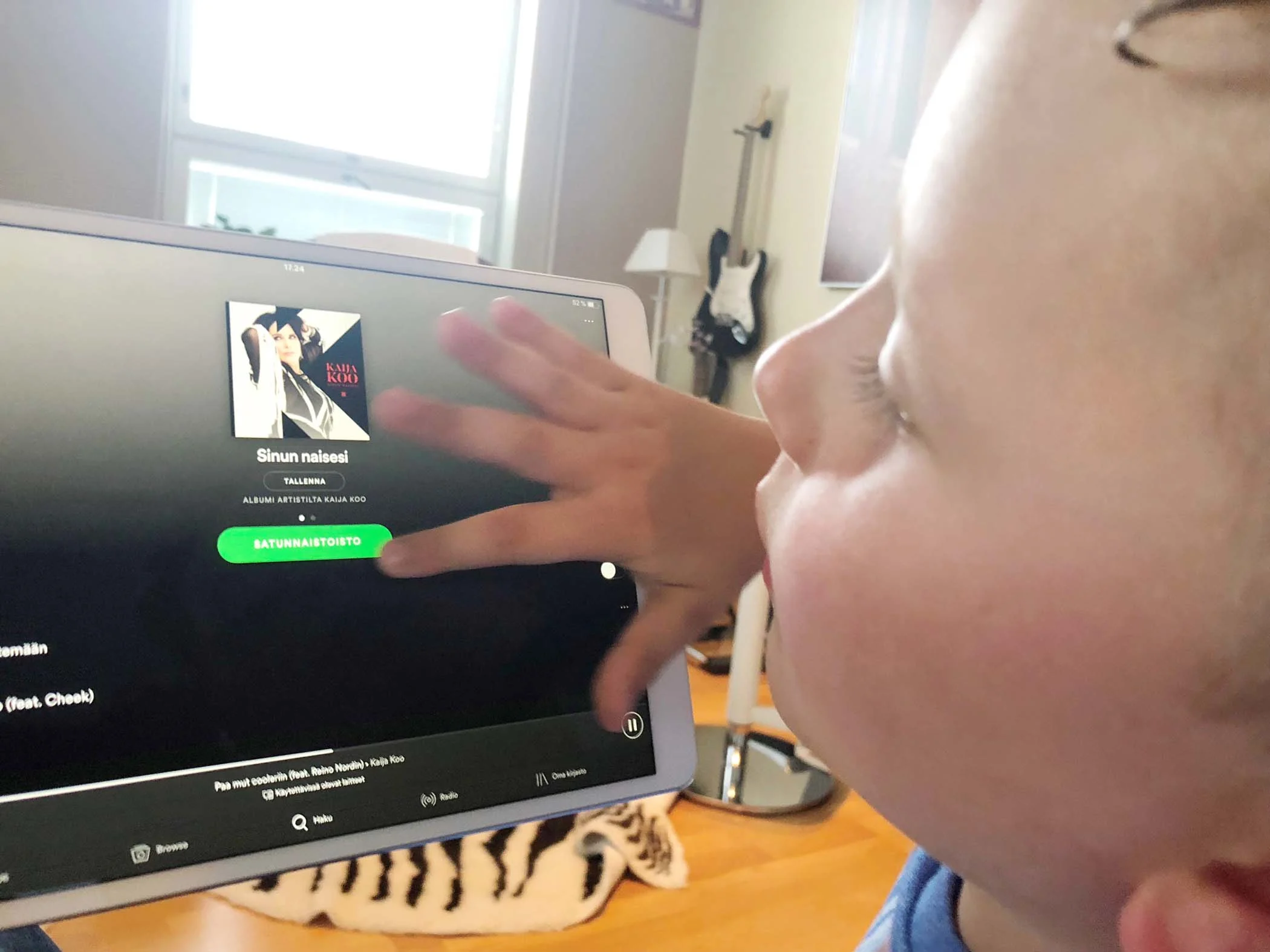 Lapsi koskee tietokoneen näyttöä