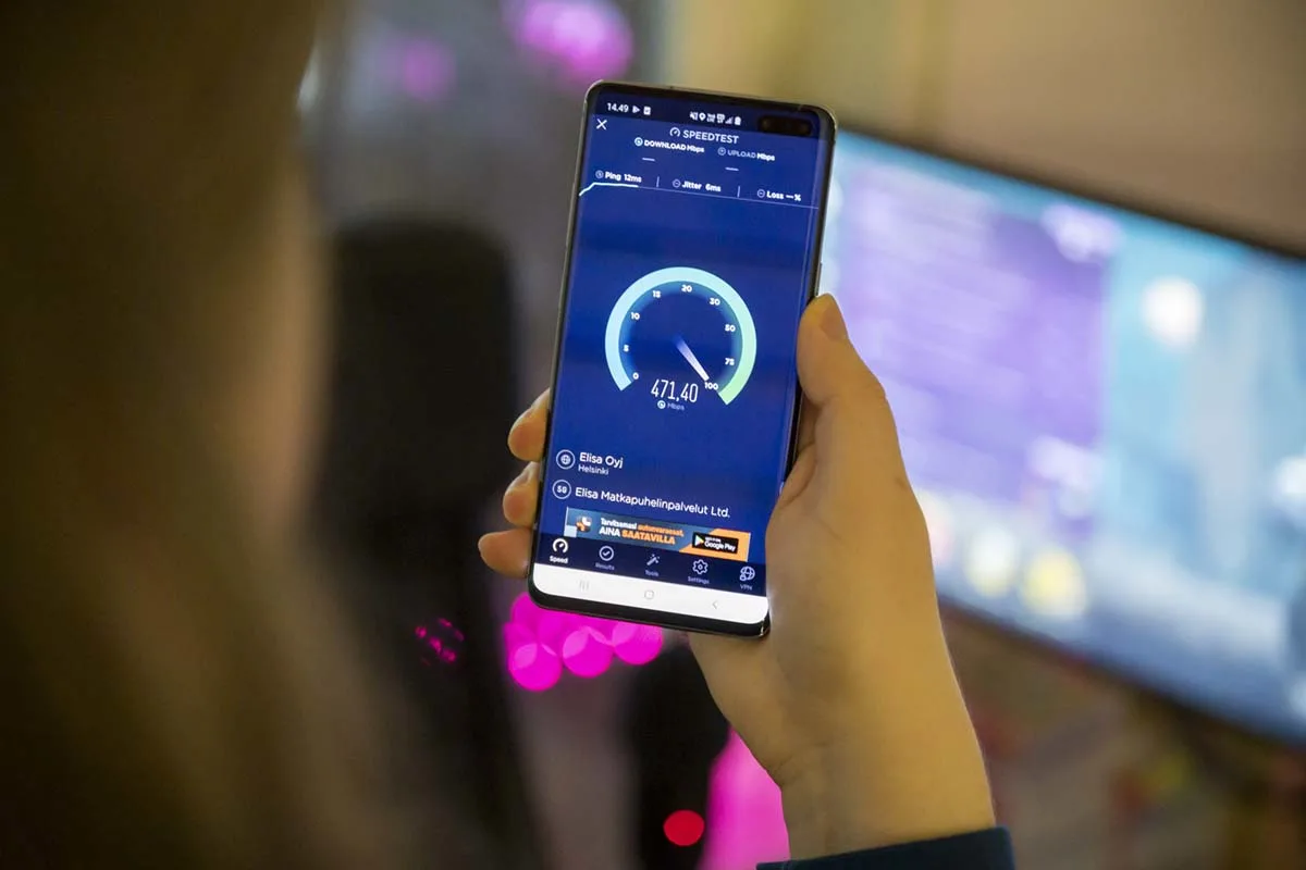 Paulin pelivideot testaa Elisan 5G-liittymää.