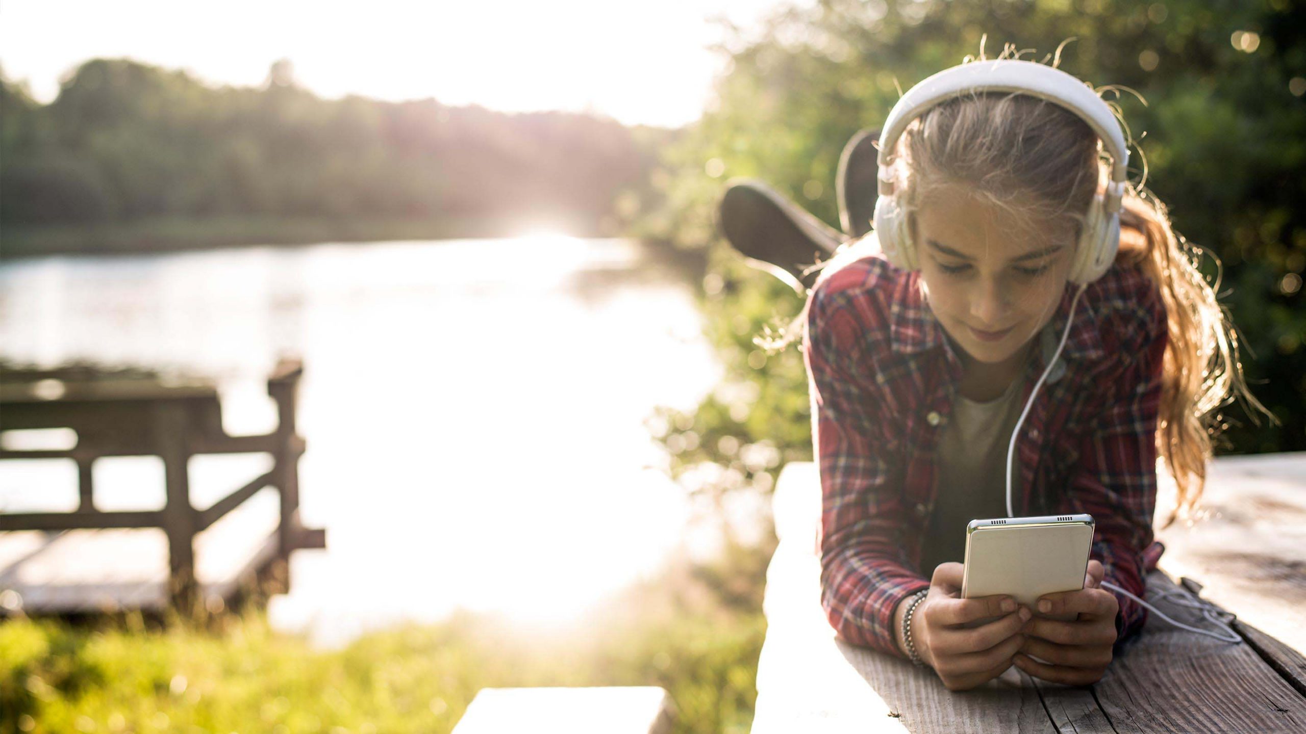 Elisa Viihde mökillä