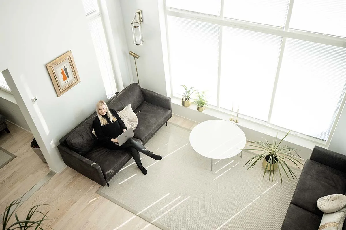 Piia Aalto tekee töitä kotona 5G Kotinetin turvin