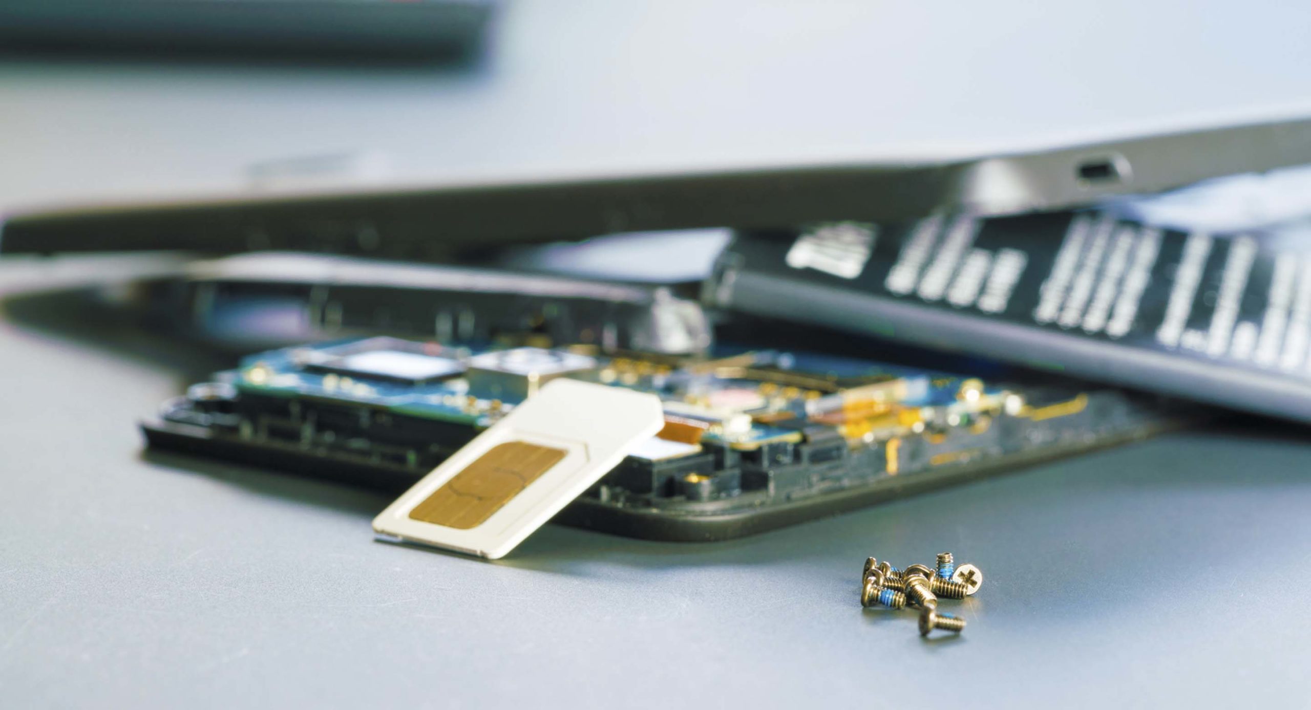 puhelin pöydällä osiin purettuna