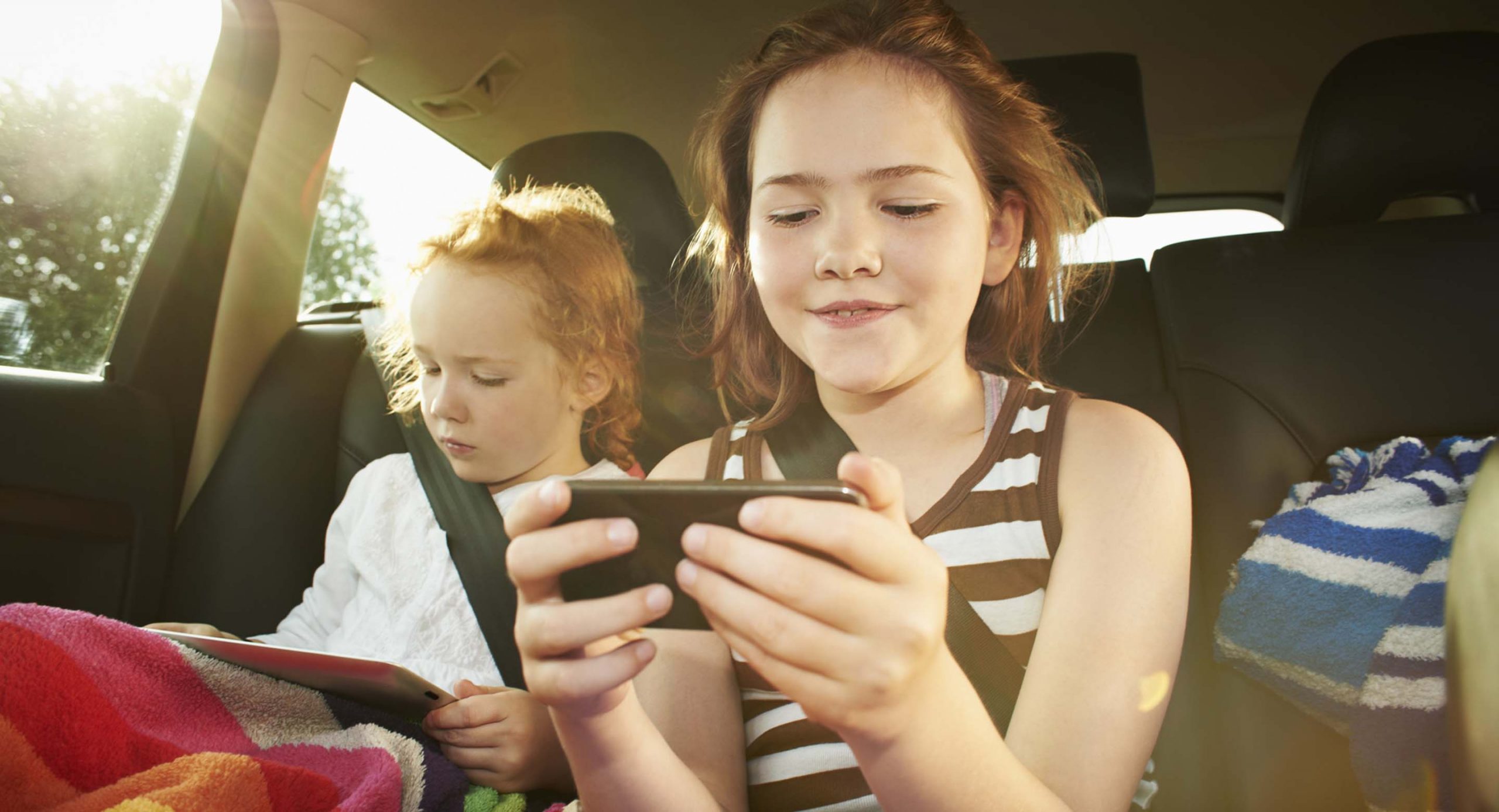 elisa viihde televisiopalvelu viihdyttää lapsia auton takapenkillä