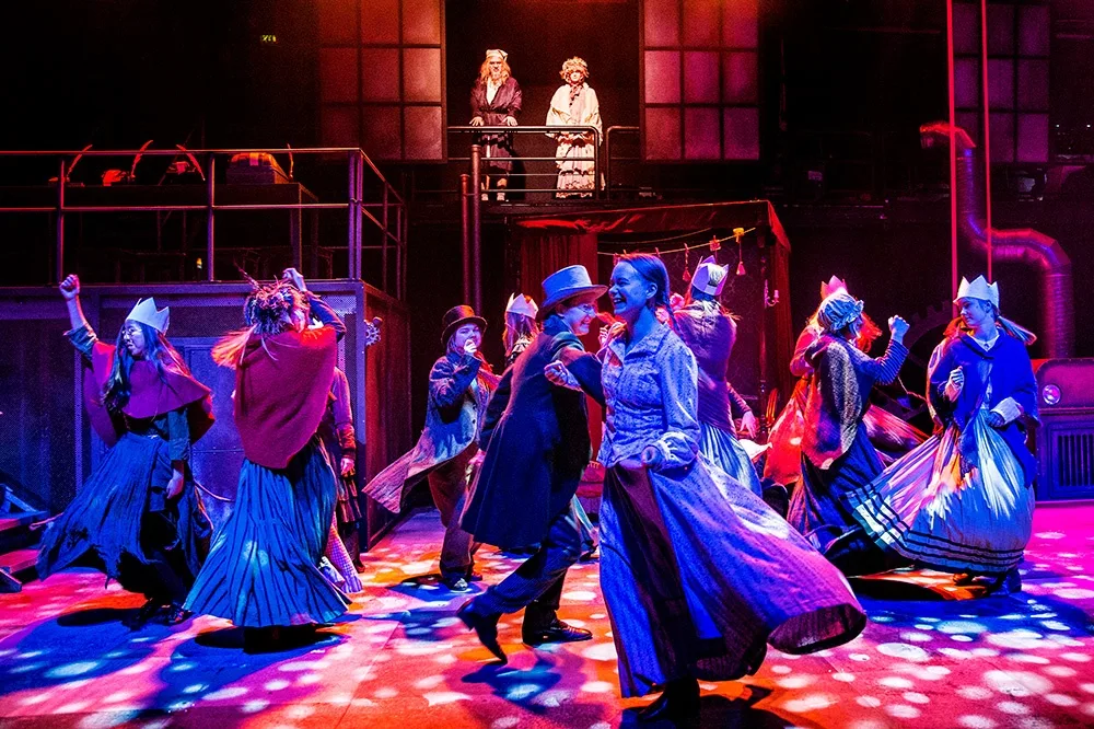 ShedHelsinki Saiturin joulu -näytelmän tanssikohtaus