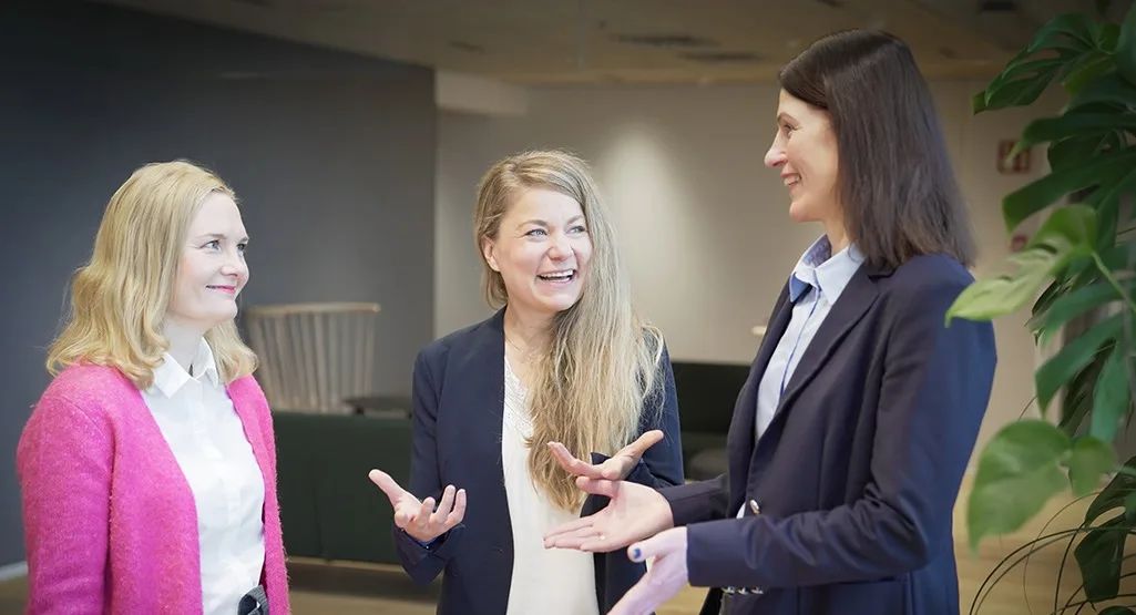 Vilhelmiina Wahlbeck, Ira Vainio ja Minna Kröger haluavat toimia yhdevertaisemman työelämän puolesta.