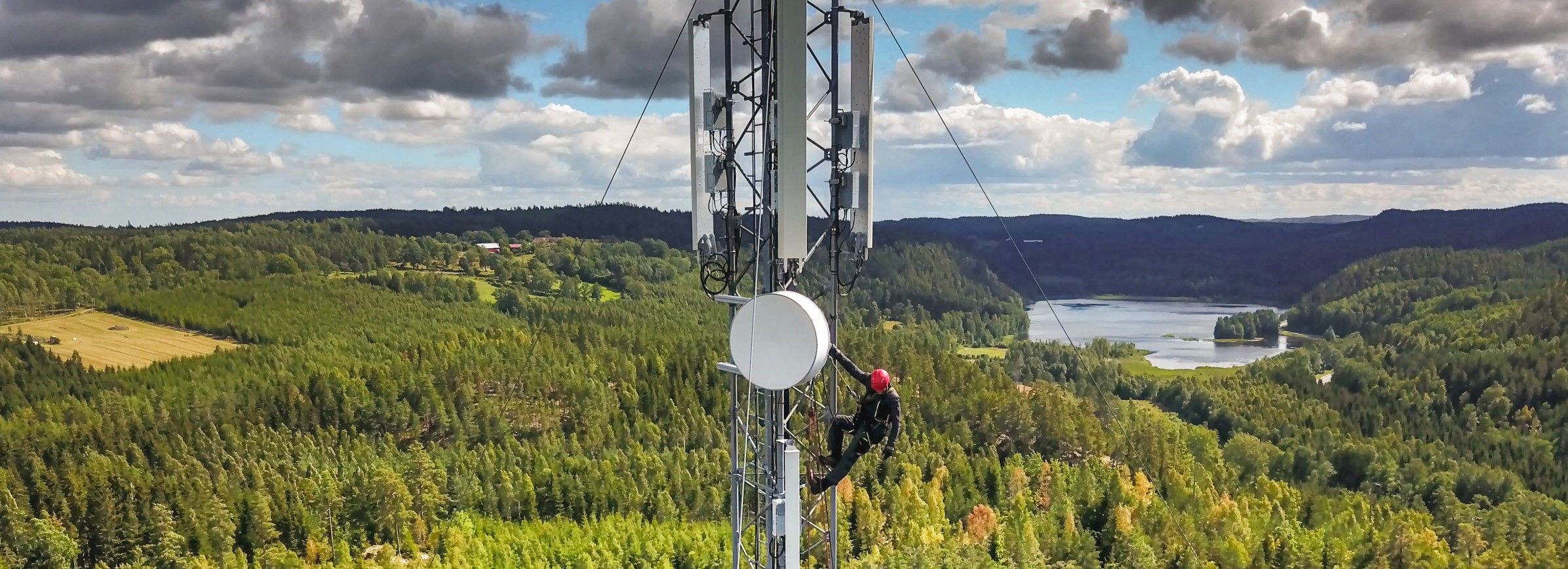 Asentaja kiipeää Elisan tukiasemaan