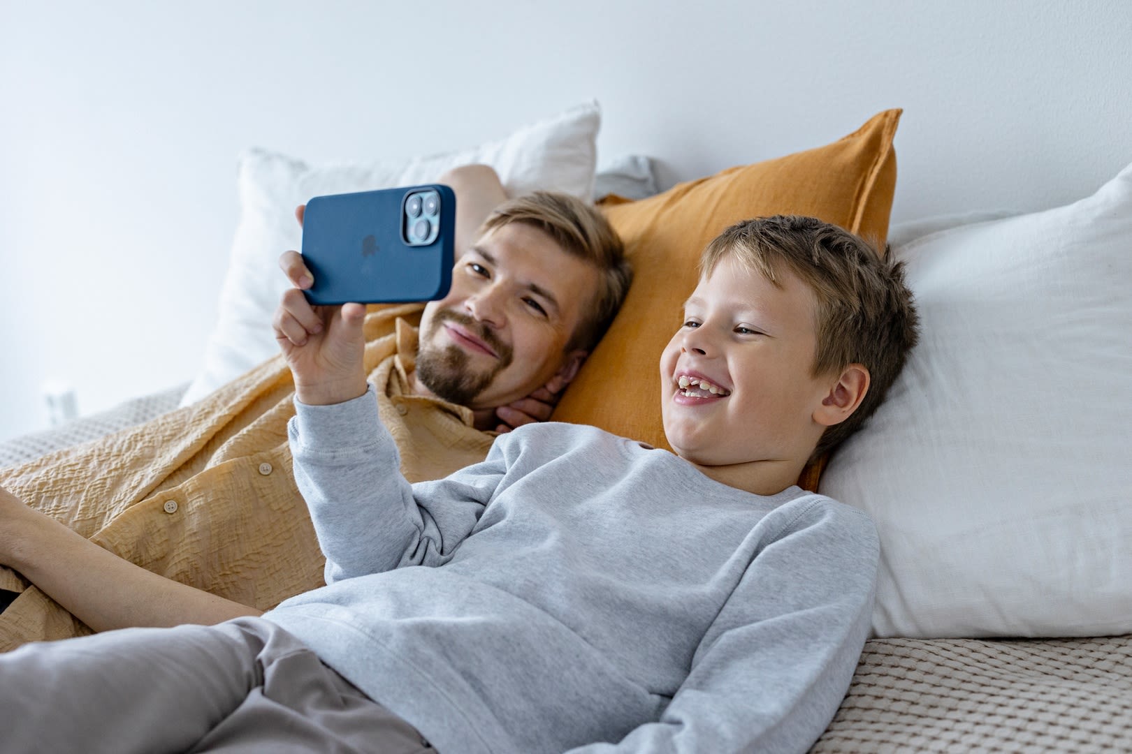 isä ja lapsi lapsen puhelimella