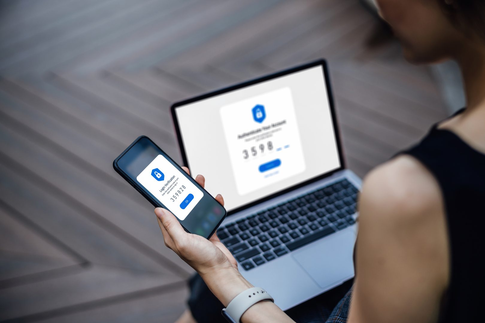 nainen käyttää kaksivaiheista tunnistusta kirjautuessaan sisään. Tietoturvaa tarvitaan henkilötietojen suojaamiseen.